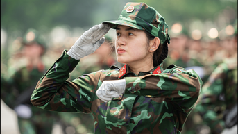 'Bóng hồng' luyện tập diễu binh dưới cái nắng như đổ lửa