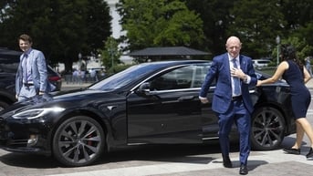 Thượng nghị sĩ Mỹ bỏ chiếc xe Tesla vì bị ông Elon Musk nặng lời