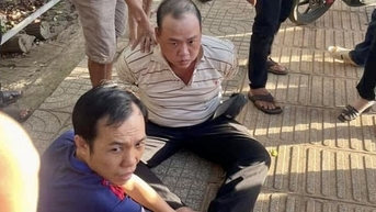Người dân vây bắt đối tượng cướp tiệm vàng