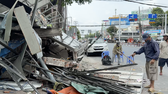 Bức tường cao 3,5m đổ sập khi tháo dỡ nhà, 1 người bị thương