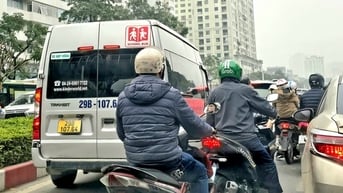 Xe chở học sinh loay hoay thực hiện quy định mới