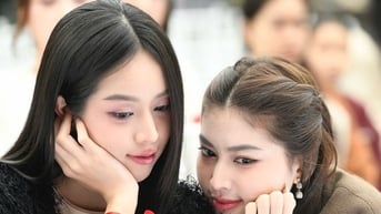 Khoảnh khắc tuyệt đẹp của Hoa hậu Thanh Thủy tại sự kiện ‘Giọt hồng cội Việt’