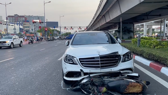 Nữ tài xế Mercedes bật khóc sau khi tông loạt xe máy dừng đèn đỏ