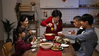 Bà mẹ chưa bao giờ nấu ăn bỗng xắn tay áo vào bếp, con trai thưởng thức đồ mẹ nấu "khóc thét" suốt 2 ngày