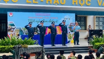 Bộ đội tên tửa, truyền lửa cho học sinh
