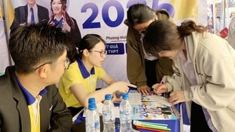 Cẩm nang tuyển sinh và gian hàng tư vấn cung cấp nhiều thông tin bổ ích