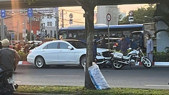 Kinh hãi nữ tài xế lái ô tô tông khoảng 10 xe máy đang chờ đèn đỏ ngay ngã tư Thủ Đức