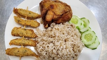Cơm gà xối mỡ 4 tiếng hết sạch, chỉ bán buổi chiều, ngon đỉnh cao bao năm tháng