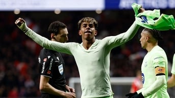 Lamine Yamal rực sáng đưa Barcelona lên đỉnh La Liga, Newcastle vô địch sau 70 năm