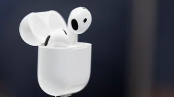 AirPods sẽ dịch trực tiếp các cuộc trò chuyện