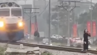 '20 năm trong nghề, lần đầu tôi gặp người tạo dáng mặc cho tàu hỏa lao tới để sống ảo'
