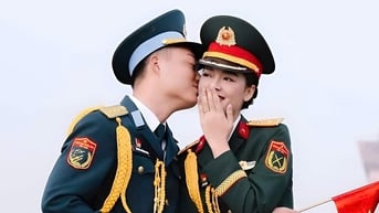 Vợ chồng sĩ quan Quân đội cùng diễu binh kỷ niệm 50 năm thống nhất đất nước