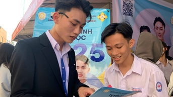 Nhiều thông tin bổ ích tại các gian hàng tư vấn mùa thi