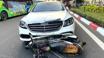 នារី​បើក​រថយន្ត​ Mercedes បុក​ម៉ូតូ​១០​គ្រឿង នៅ​ក្រុង​ហូជីមិញ