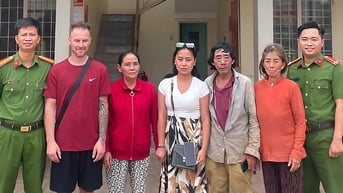 Chị em song sinh người Pháp tìm lại mẹ Việt sau 27 năm xa cách