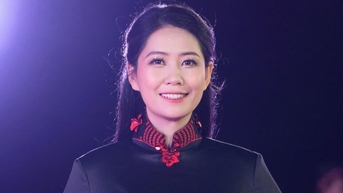 Hoa hậu Lê Thị Thơ đẹp quyền lực trong áo dài cách tân