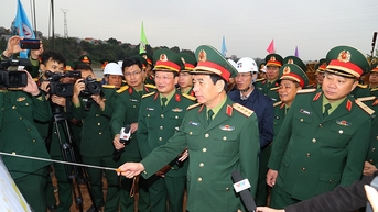 Bộ trưởng Quốc phòng yêu cầu đẩy nhanh tiến độ xây cầu Phong Châu