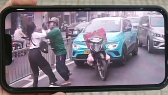 Người đàn ông và nữ tài xế taxi đánh nhau giữa đường ở TPHCM
