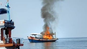 Tàu du lịch bốc cháy ở Thái Lan, du khách nước ngoài mất tích