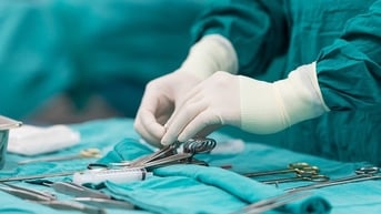Người đàn ông 51 tuổi vỡ tinh hoàn vì con trai dùng đồ chơi đập trúng