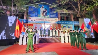 Nghẹn ngào xúc động với Sử ca học đường