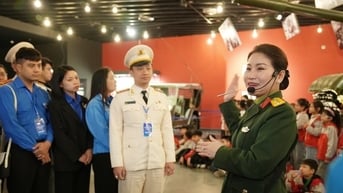 Đại biểu nhận Giải thưởng Lý Tự Trọng tham quan Bảo tàng Lịch sử Quân sự Việt Nam