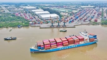Tàu nội vẫn sính treo cờ ngoại
