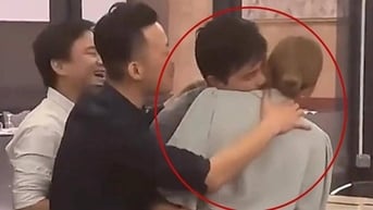 Tình cũ ôm nhau khóc nức nở giữa buổi họp lớp, bạn bè vỡ òa