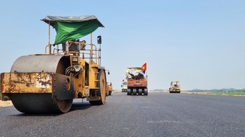 Đồng loạt thảm nhựa cao tốc Hoài Nhơn