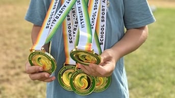 Cậu bé 11 tuổi mắc bệnh hiếm gặp lập kỷ lục giải điền kinh quốc gia