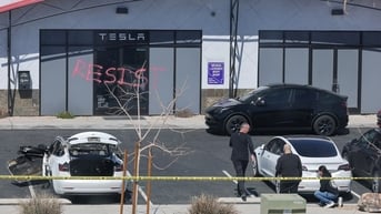Bộ trưởng Tư pháp Mỹ phản ứng vụ đốt phá tài sản của công ty Tesla