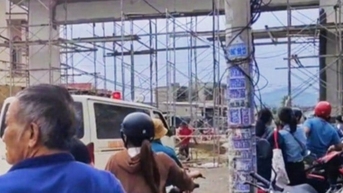 Sập giàn giáo cổng chào thôn, nhiều công nhân rơi từ trên cao xuống