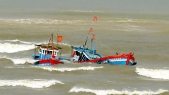 Tìm thấy 1 ngư dân mặc áo phao trôi dạt trên biển