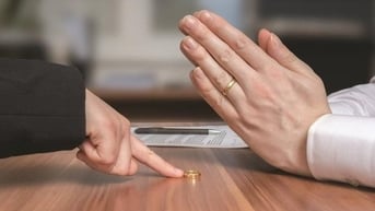 Vợ nộp đơn xin ly hôn chỉ sau 40 ngày kết hôn do không chịu nổi thói quen vệ sinh của chồng