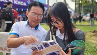 Lớp 7 đi ngày hội tư vấn tuyển sinh để 'chốt' ngành