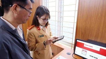 Cảnh sát giao thông tiếp nhận 391 hồ sơ cấp đổi giấy phép lái xe trong ngày đầu