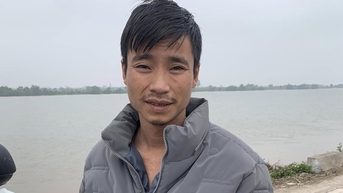 Nam thanh niên cứu người giữa dòng nước chảy xiết trên sông Hồng