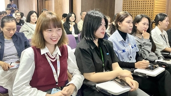 Bà Tôn Nữ Thị Ninh hỏi cựu sinh viên về 'hào quang thủ khoa'