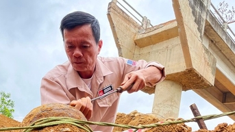 Cây cầu đang xây phải dừng khẩn cấp vì phát hiện có bom