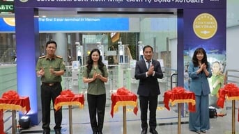 Vận hành hệ thống Cổng kiểm soát xuất nhập cảnh tự động tạo ấn tượng cho khách