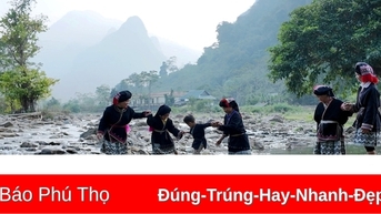 Độc đáo nghệ thuật in hoa văn trên trang phục người Dao Tiền