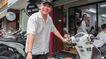 Sau hình ảnh tất bật livestream bán ô tô, Hồng Đăng được bắt gặp dắt xe cho khách, phụ vợ bê bún ở quán bún nổi tiếng tại Hà Nội