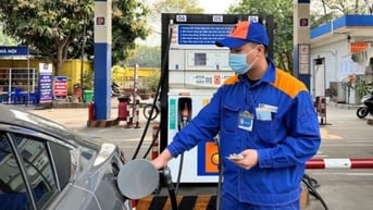 Xăng RON 95 vượt 20.000 đồng/lít; giá dầu tăng giảm trái chiều