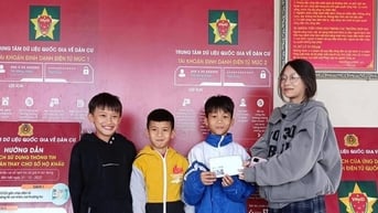 3 học sinh tiểu học nhặt được điện thoại, tìm người trả lại