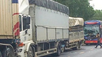 4 xe tông nhau trên Quốc lộ 1 ở Quảng Bình