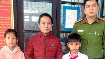 Mất 1 lượng vàng giữa 'biển người', được 2 học sinh lớp 4 nhặt trả lại