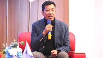 Để trẻ tiểu học tự do hay đưa vào khuôn khổ?