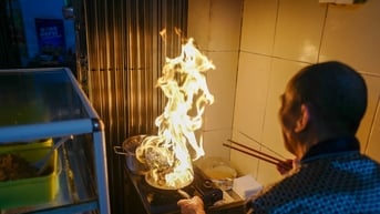 Khách lách ngõ hẹp tìm chủ quán bún bò 'múa lửa' điệu nghệ ở Hà Nội