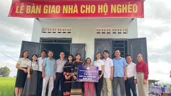 Bàn giao 5 căn nhà cho hộ nghèo xã Ia Rbol