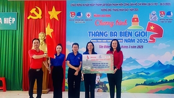 Báo Người Lao Động tặng cờ Tổ quốc ở Tây Ninh